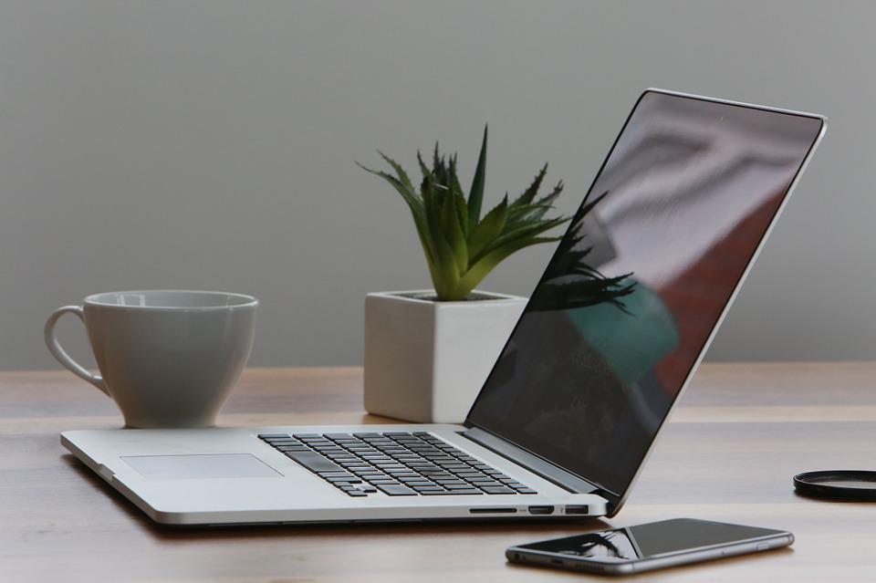 macbook-926425_960_720